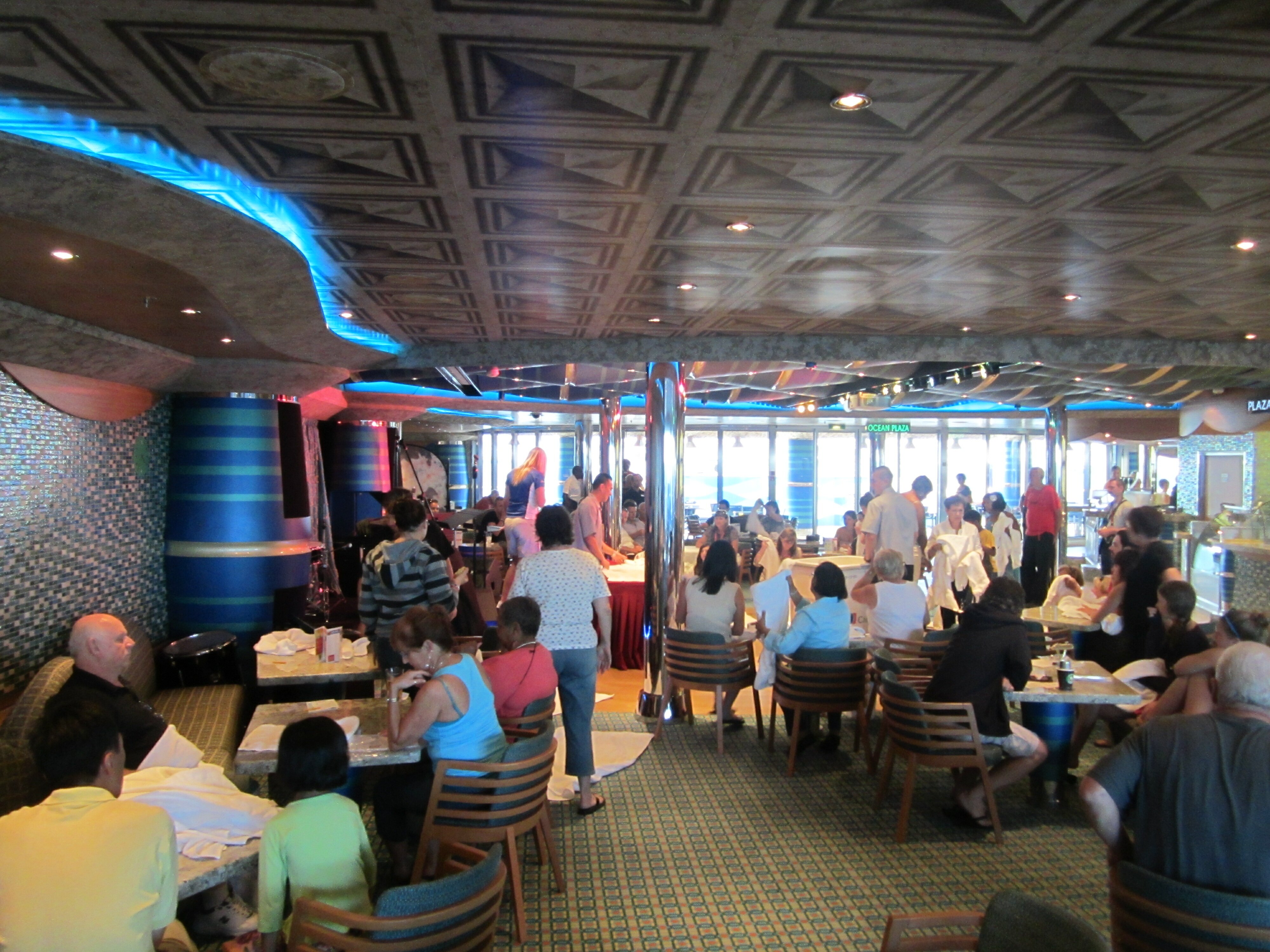 9free-entertainment-activities-on-conquestclass-ships.jpg