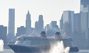© <a href="https://commons.wikimedia.org/wiki/File:Disney_Fantasy_Maiden_Arrival_in_NYC.JPG" target="_blank" rel="nofollow">Pechristener/Wikimedia</a>/<a href="https://creativecommons.org/licenses/by-sa/3.0/deed.en" target="_blank" rel="nofollow">CC BY-SA 3.0</a>